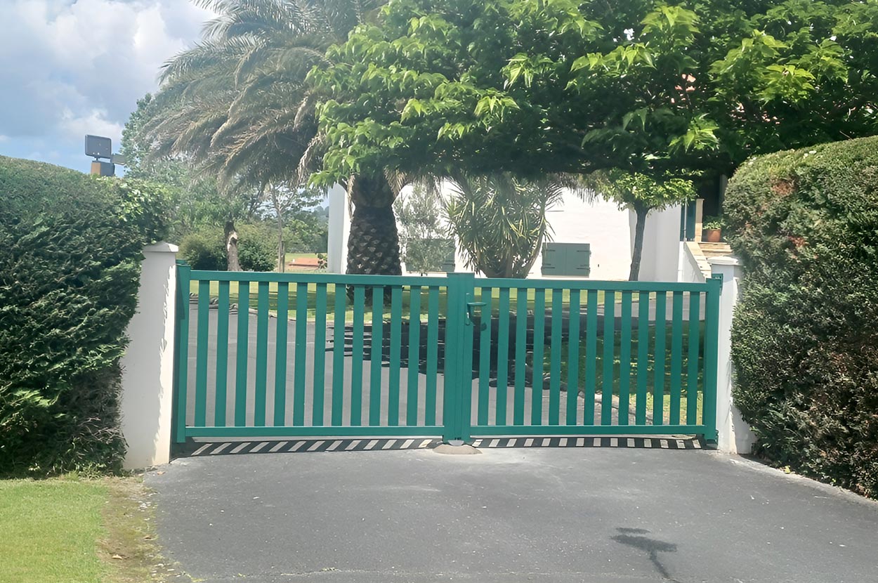 Artisan clôture et portail 40, Artisan clôture et portail 64, Artisan clôture et portail Bayonne, Artisan clôture et portail Hendaye, Artisan clôture et portail Pays basque, Clôture jardin Pays Basque 40, Clôture jardin Pays Basque 64, Clôture jardin Pays Basque Bayonne, Clôture jardin Pays Basque Hendaye, Clôture jardin Pays Basque Pays basque, Installation portail 40, Installation portail 64, Installation portail Bayonne, Installation portail Hendaye, Installation portail Pays basque, Portail sur-mesure Pays Basque 40, Portail sur-mesure Pays Basque 64, Portail sur-mesure Pays Basque Bayonne, Portail sur-mesure Pays Basque Hendaye, Portail sur-mesure Pays Basque Pays basque, Pose clôture 40, Pose clôture 64, Pose clôture Bayonne, Pose clôture Hendaye, Pose clôture Pays basque